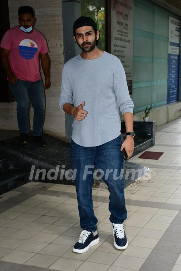 Kartik Aaryan spotted at Rohit Dhawan office at juhu