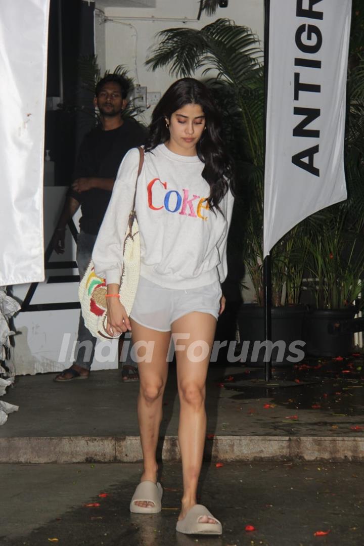 Janhvi Kapoor spotted at Bandra 