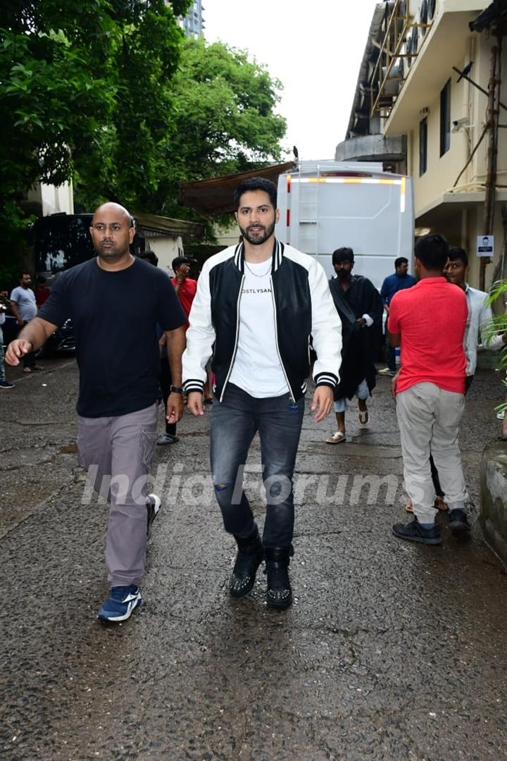 Varun Dhawan snapped on sets of DID Lil Masters to promote her film Jugjugg Jeeyo