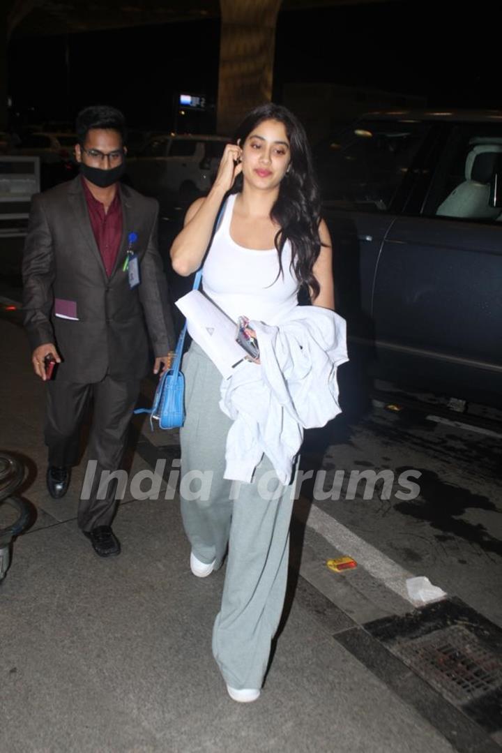 Janhvi Kapoor spotted at the Mumbai airport 