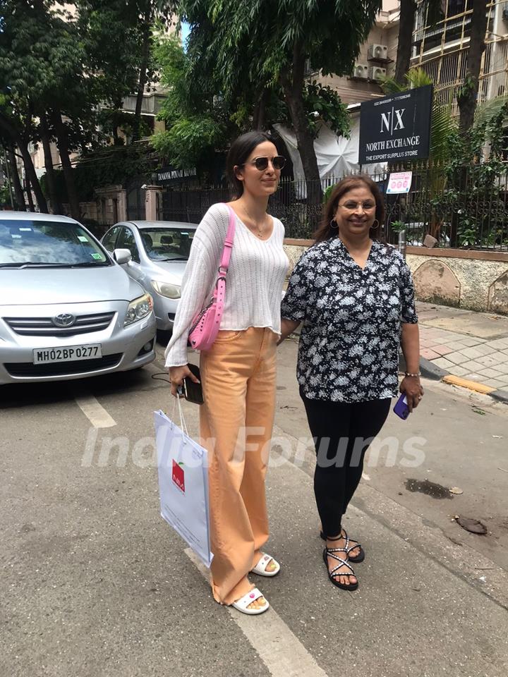 Natasa Stankovic spotted with Hardik Pandya mother at Bandra 