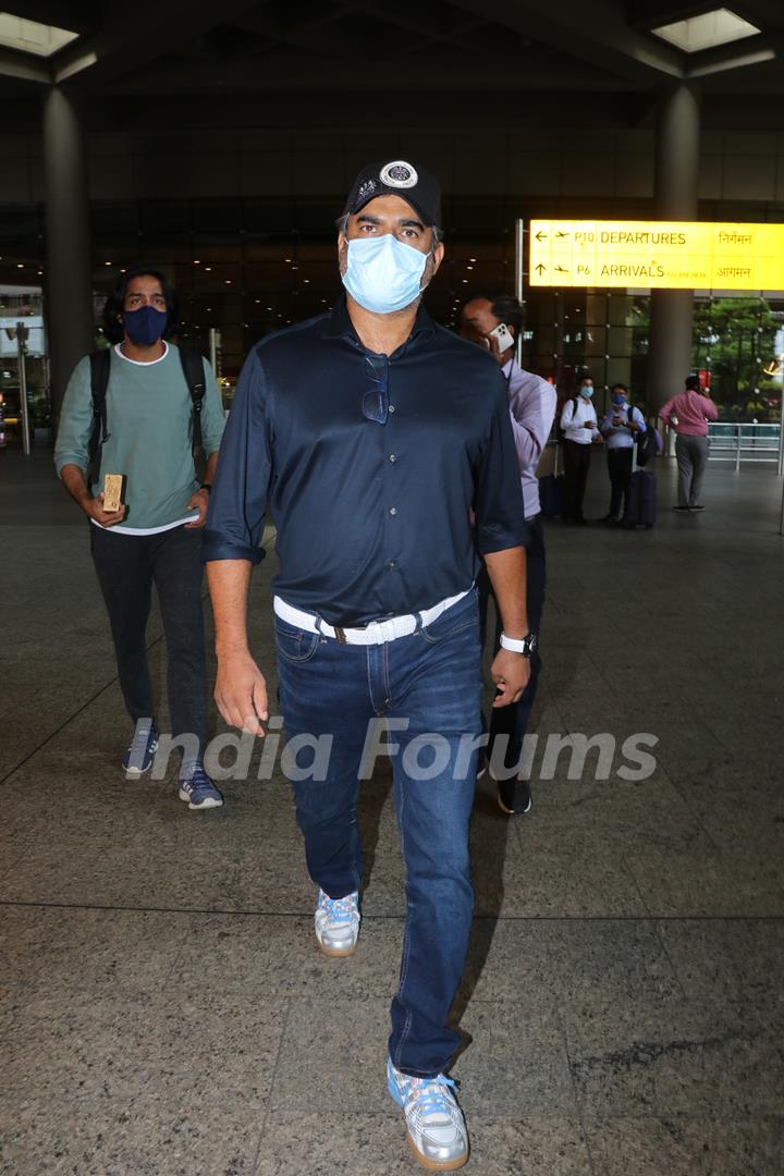 R. Madhavan spotted at Mumbai airport 