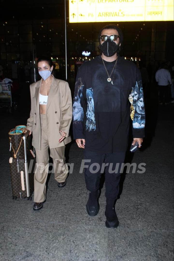 Malaika Arora and Arjun Kapoor spotted at the Mumbai airport