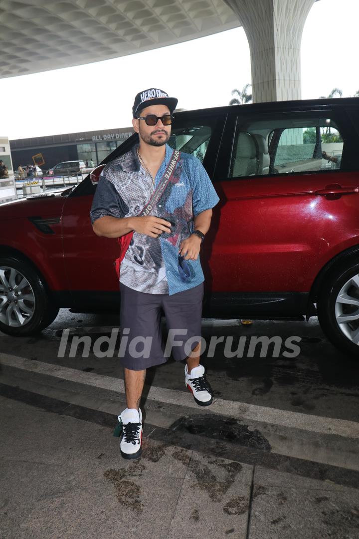 Kunal Khemu spotted at the Mumbai airport