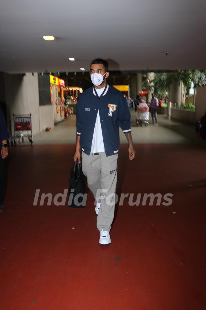 KL Rahul spotted at the Mumbai airport