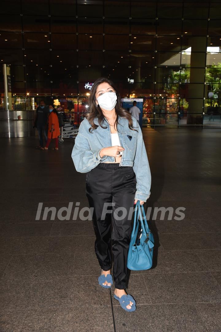 Kanika Kapoor spotted at Mumbai airport