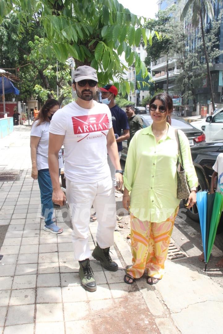 Gurmeet Choudhary spotted with his wife Debina Bonnerjee in Bandra