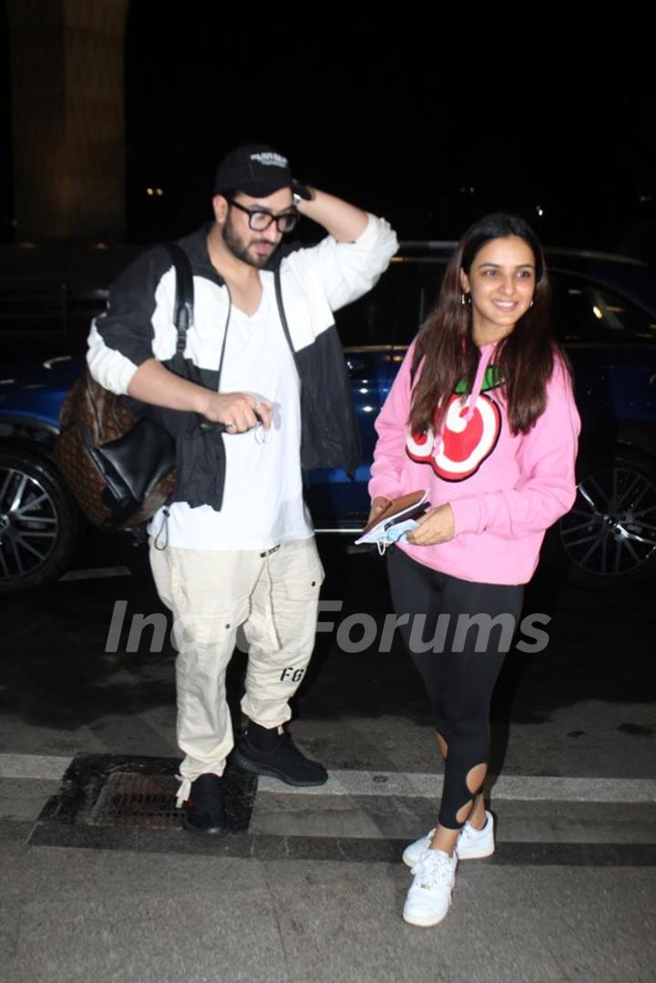 Aly Goni and Jasmin Bhasin spotted at the Mumbai airport