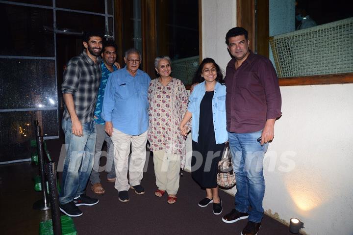 Vidya Balan, Siddharth Roy Kapur, Aditya Roy Kapur, Kunaal Roy Kapur with Mom Dad at Worli Bastian