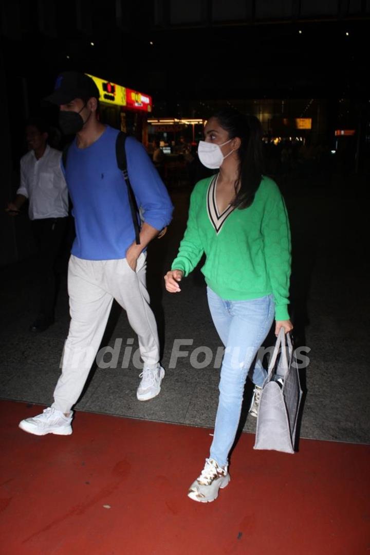 Kiara Advani and Sidharth Malhotra spotted at the Mumbai airport
