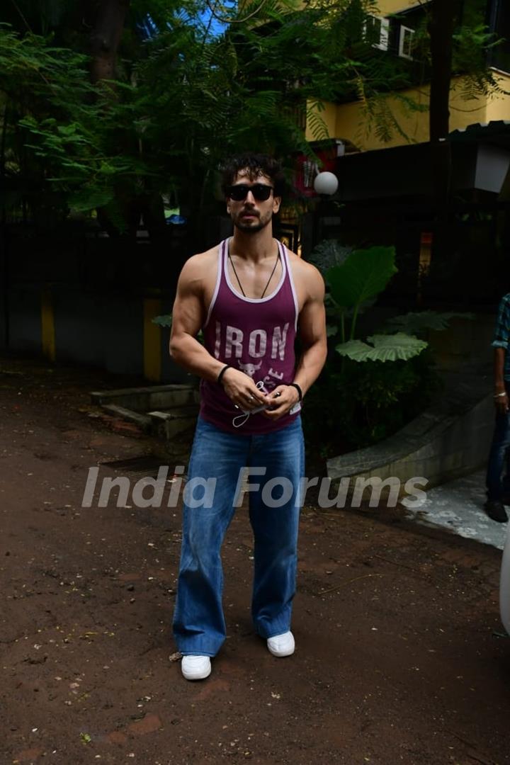 Tiger shroff spotted in Bandra