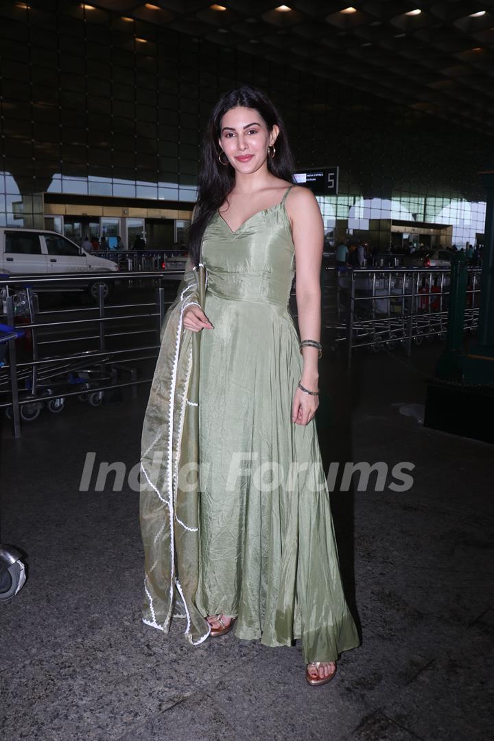 Amyra Dastur spotted at Mumbai Airport