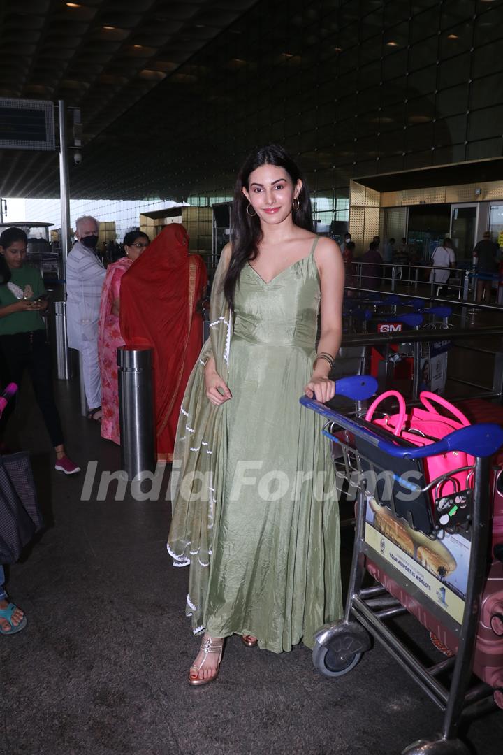 Amyra Dastur spotted at Mumbai Airport