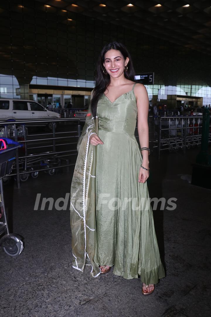 Amyra Dastur spotted at Mumbai Airport