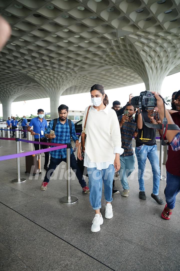 Deepika Padukone snapped at the Mumbai airport 