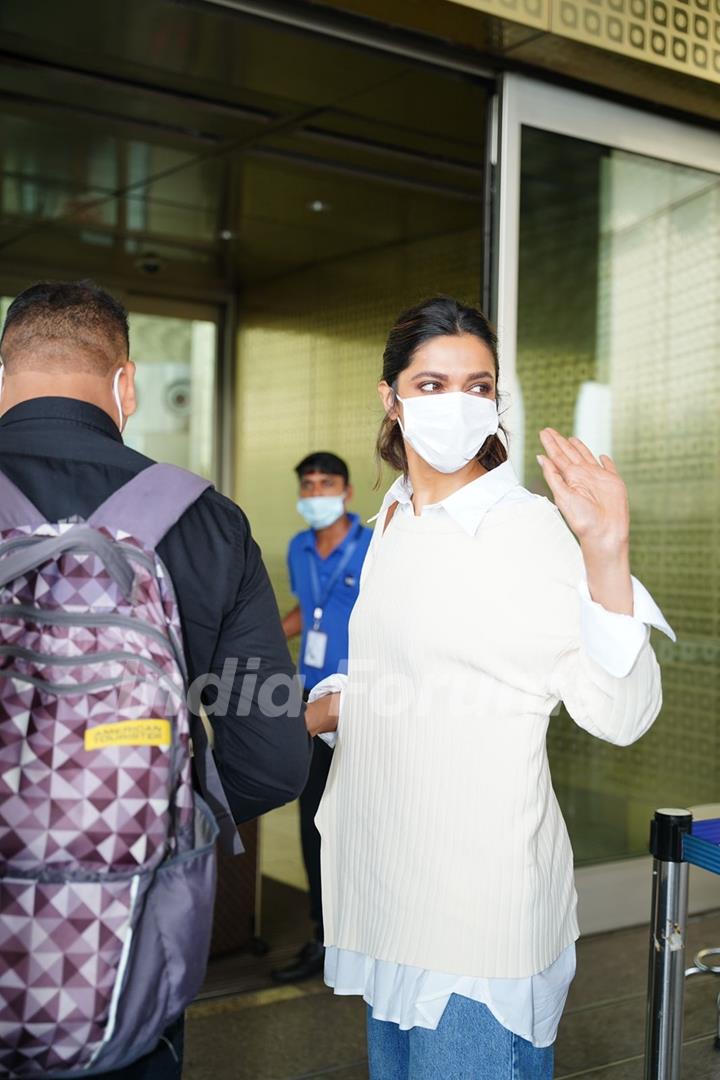 Deepika Padukone snapped at the Mumbai airport 