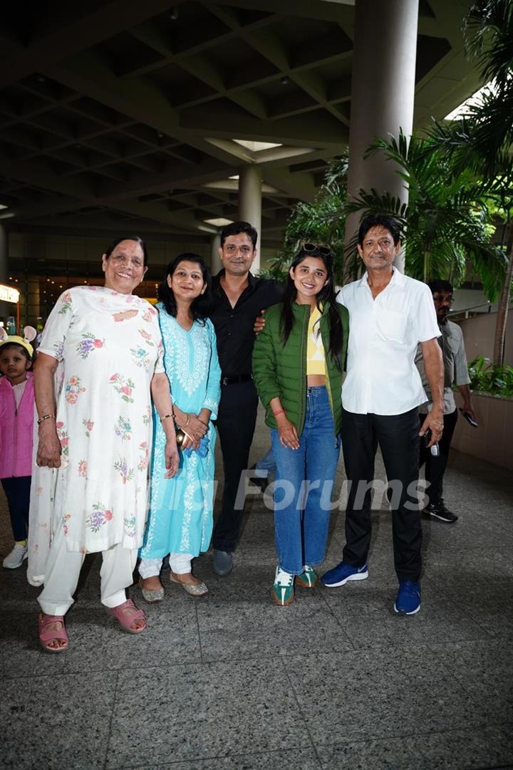 Kanika Mann poses with family at the Mumbai airport