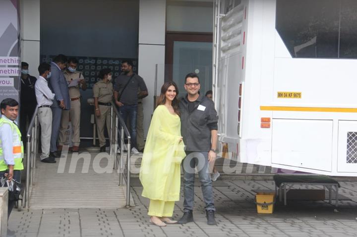 Vaani Kapoor poses with Karan Malhotra spotted at the Kalina airport