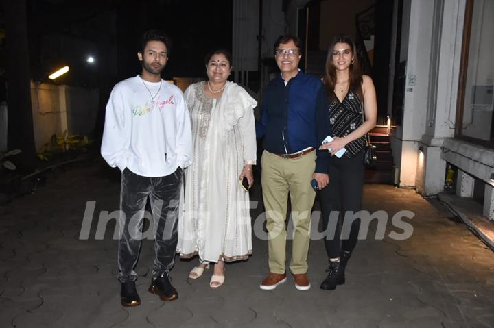 Kriti Sanon poses with Stebin Ben and her family in Bandra