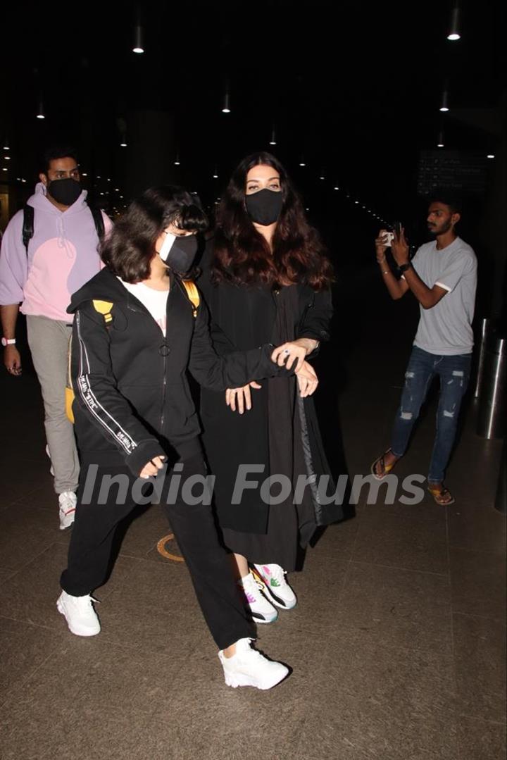Aishwarya Rai and Aaradhya Bachchan spotted at the Mumbai airport