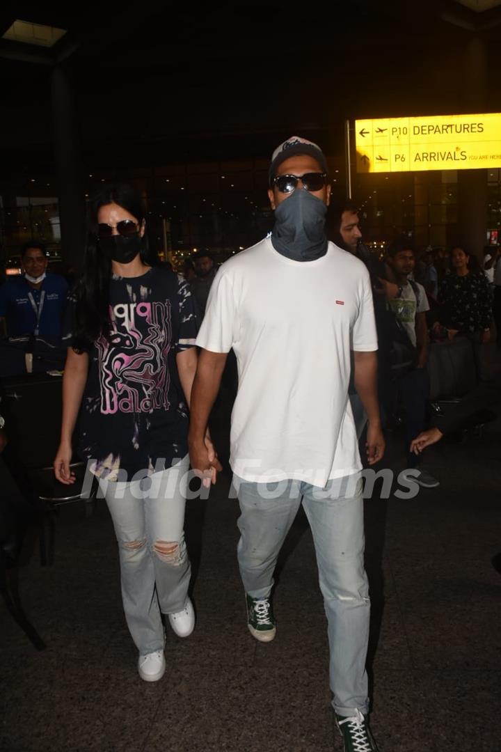 Vicky Kaushal and Katrina Kaif spotted at the Mumbai airport