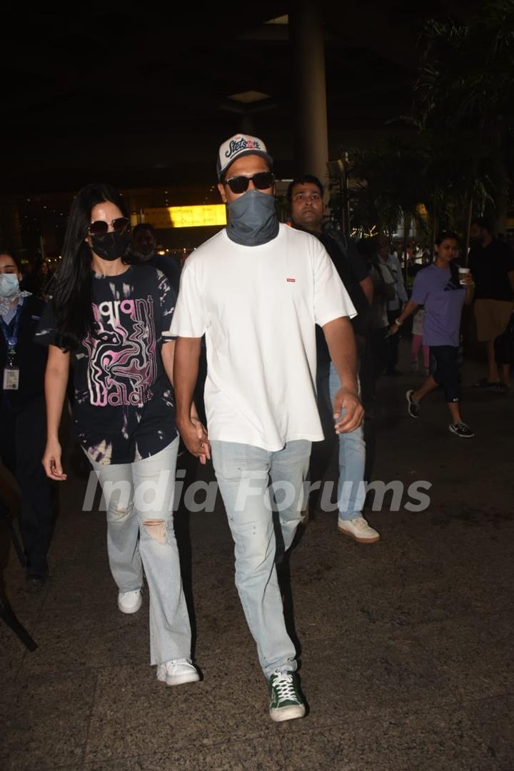 Vicky Kaushal and Katrina Kaif spotted at the Mumbai airport