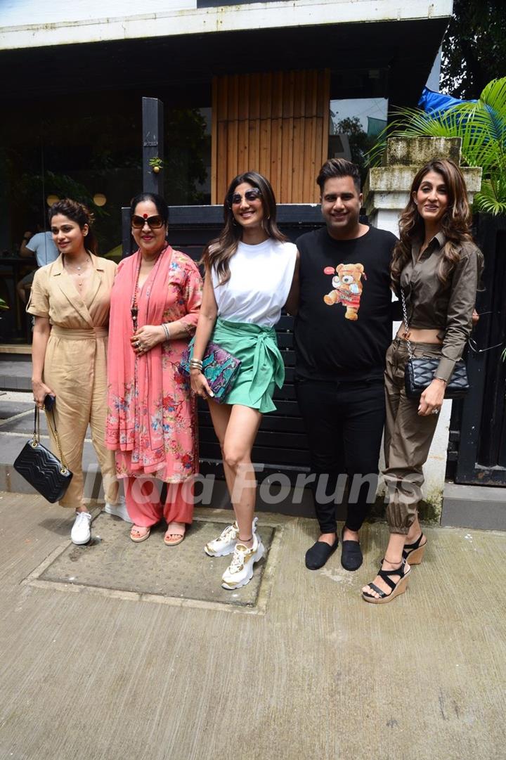 Shilpa Shetty, Shamita Shetty, Rajiv Adatia, Akanksha Malhotra in Bandra 