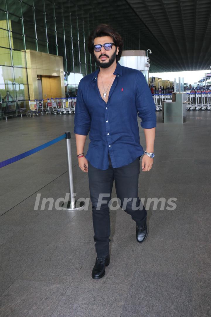 Arjun Kapoor look dashing in navy blue shirt with black denim jeans 