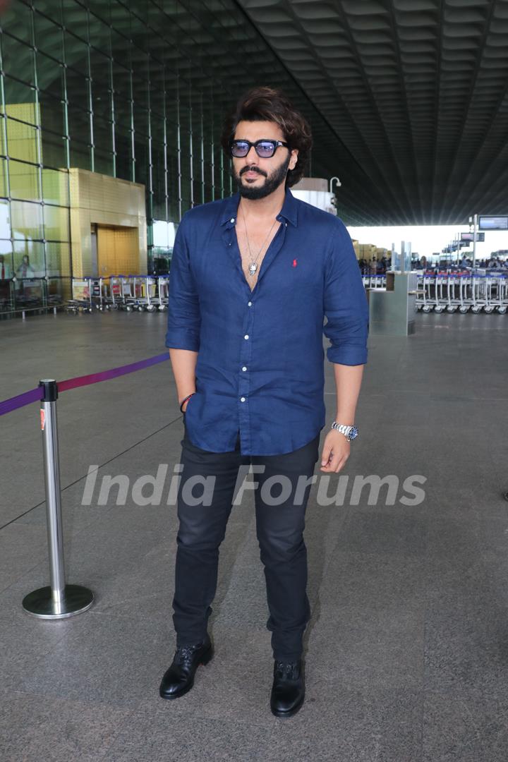5271 arjun kapoor look dashing in navy blue shirt with black denim jeans