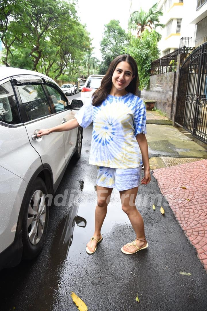 Sara Ali Khan spotted at Anand Pandit office in Juhu