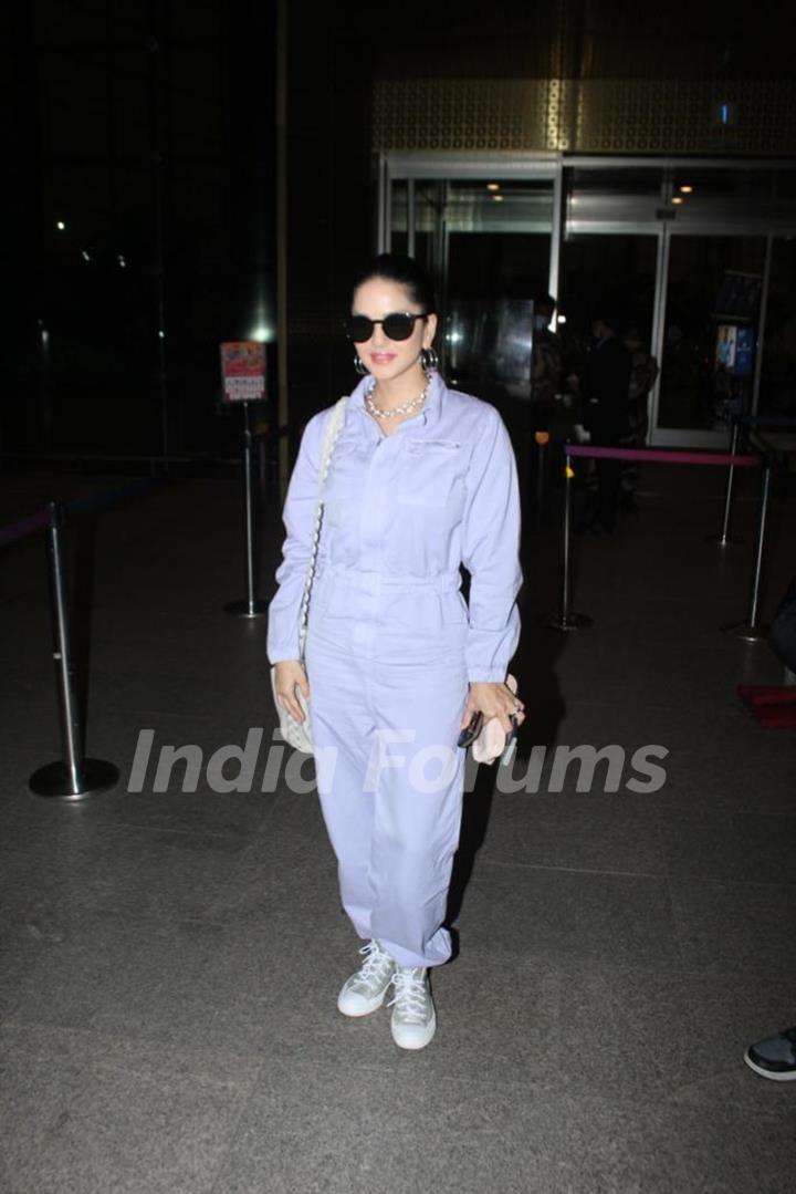 Sunny Leone spotted at the Mumbai airport