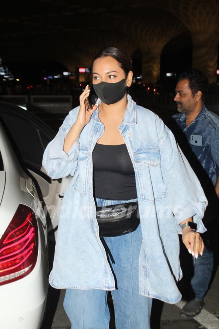 Sonakshi Sinha spotted in Mumbai airport