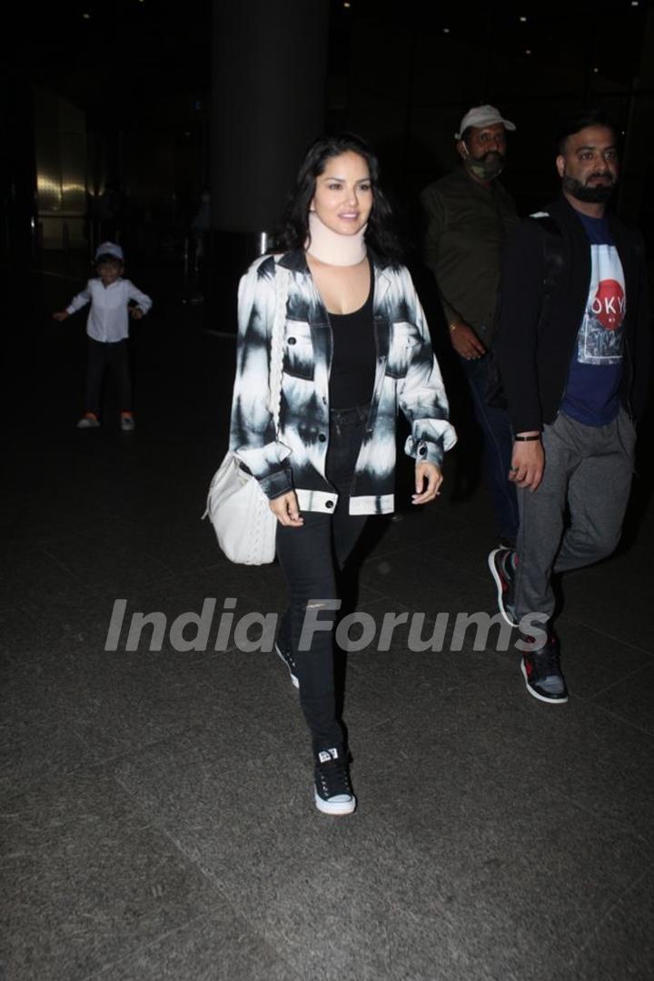 Sunny Leone spotted at the Mumbai airport 