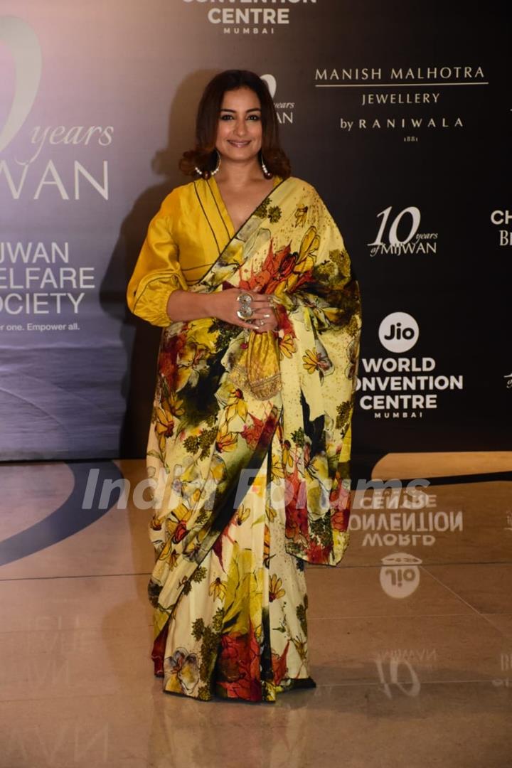  Divya Dutta grace the red carpet of Manish Malhotra’s Mijwan Couture show