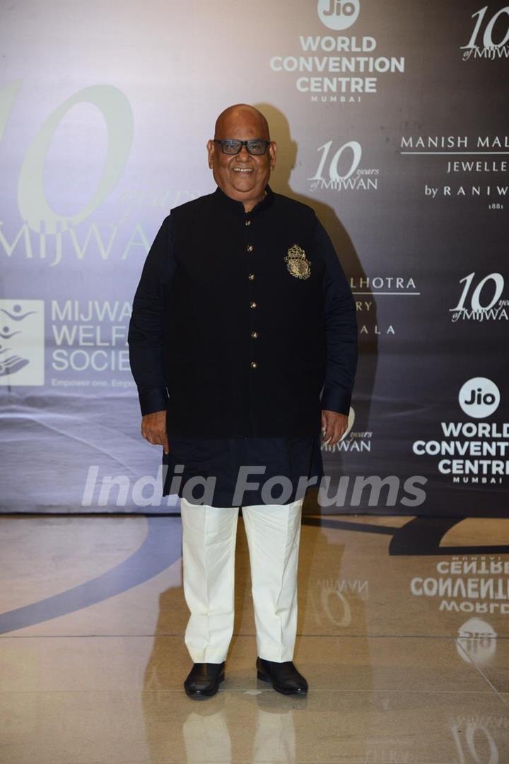 grace the red carpet of Manish Malhotra’s Mijwan Couture show