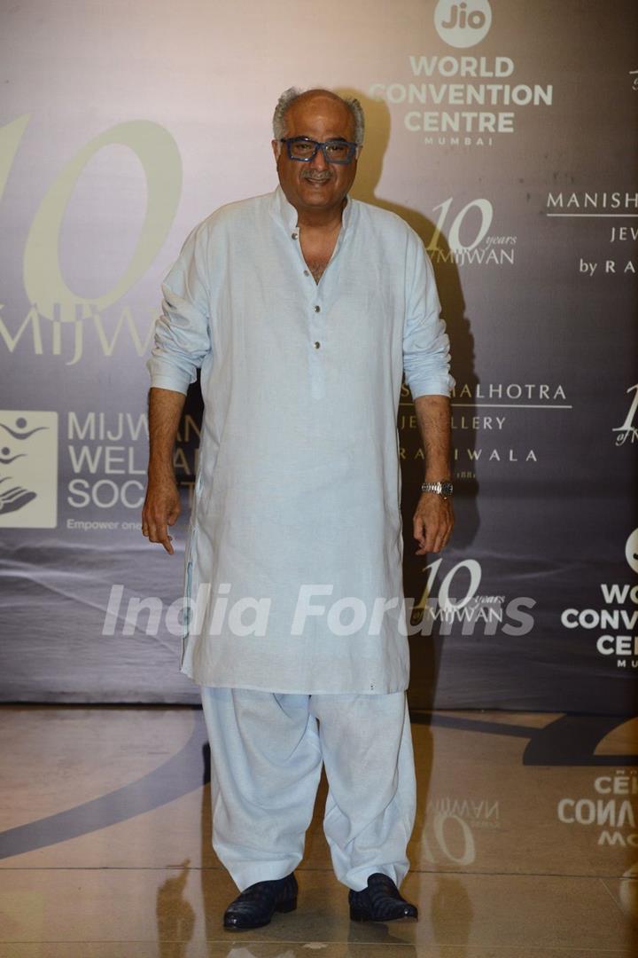 Boney Kapoor grace the red carpet of Manish Malhotra’s Mijwan Couture show