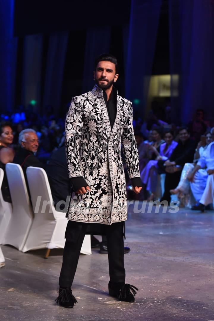 Ranveer Singh grace the red carpet of Manish Malhotra’s Mijwan Couture show