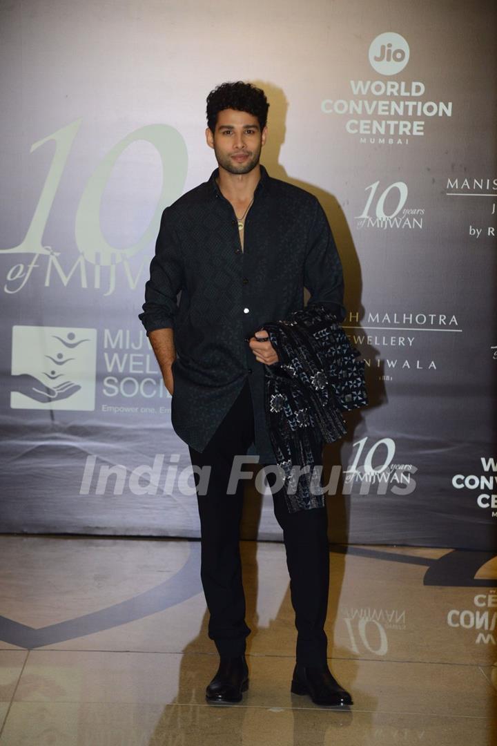 Siddhant Chaturvedi grace the red carpet of Manish Malhotra’s Mijwan Couture show