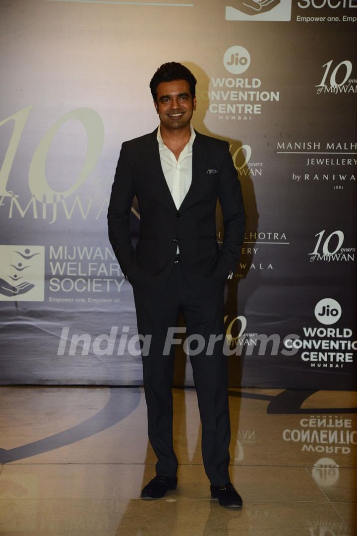 grace the red carpet of Manish Malhotra’s Mijwan Couture show