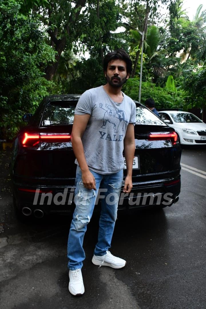 Kartik Aaryan spotted in Juhu