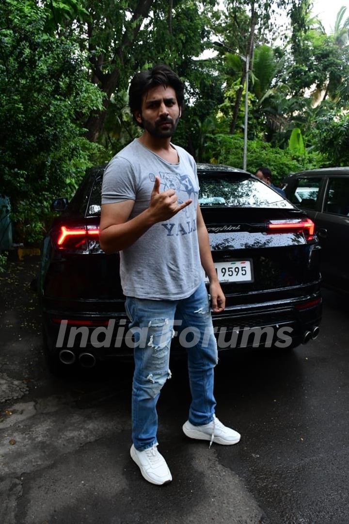 Kartik Aaryan spotted in Juhu