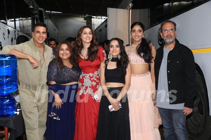 Akshay Kumar, Sadia Khateeb, Deepika Khanna, Sahejmeen Kaur, Smrithi Srikanth And Aanand L. Rai spotted promoting RakshaBandhan on the set of Superstar Singer 2