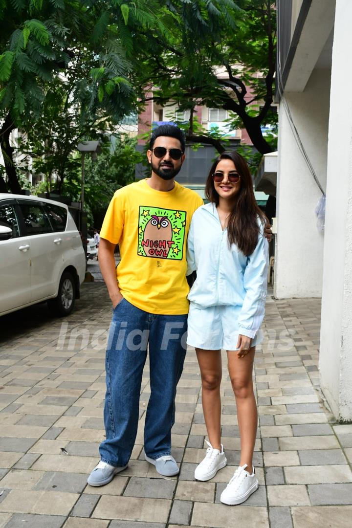 Jasmin Bhasin and Gippy Grewal spotted at at T-Series Office for the meeting of their upcoming movie 'Honeymoon