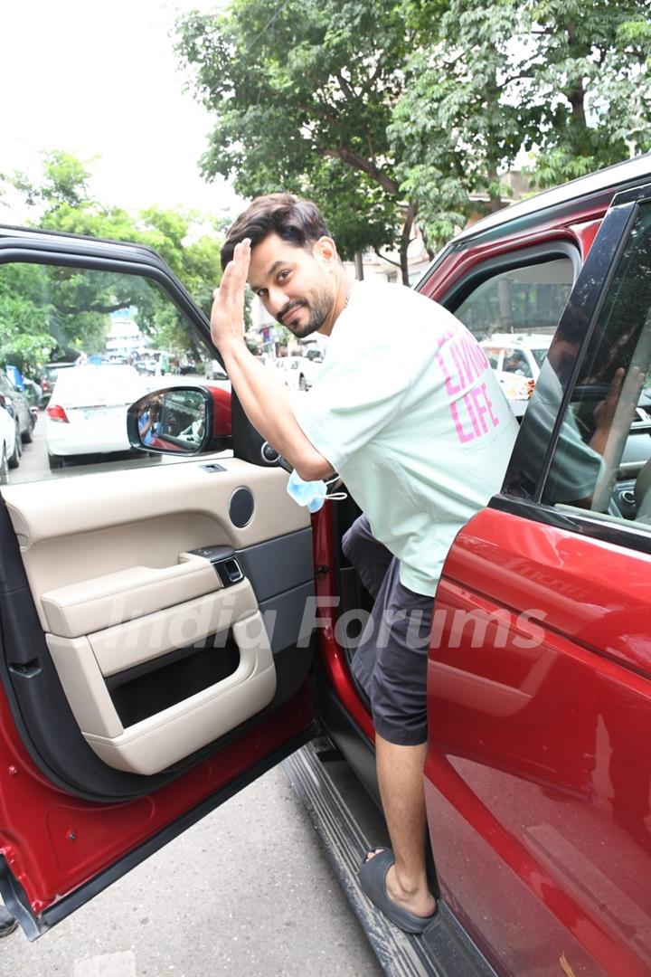 Kunal Khemu spotted in Bandra 