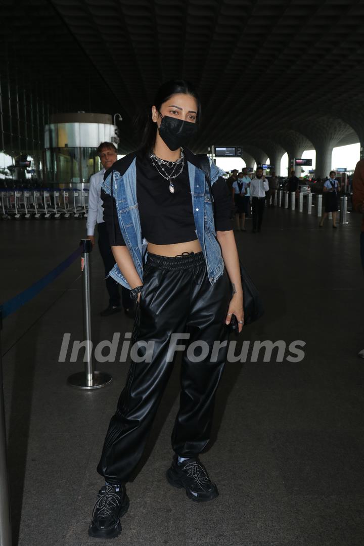 Shruti Haasan spotted at the mumbai airport 