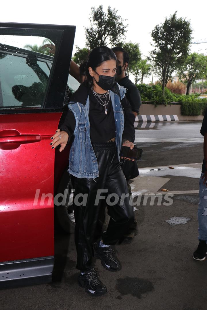 Shruti Haasan spotted at the mumbai airport 