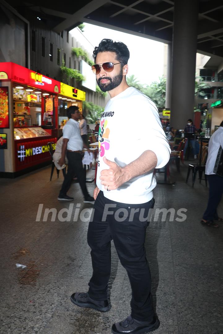 Jackky Bhagnani spotted at the Mumbai airport
