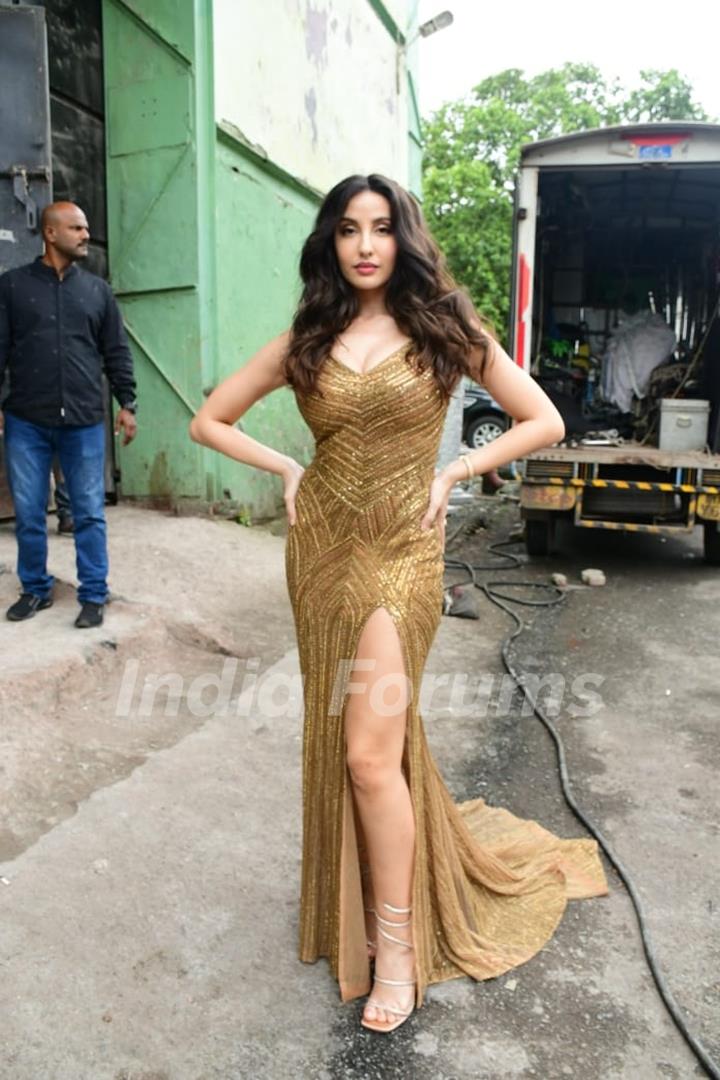 Nora Fatehi spotted on the sets of Jhalak Dikhhla Jaa in a thigh, high slit golden gown