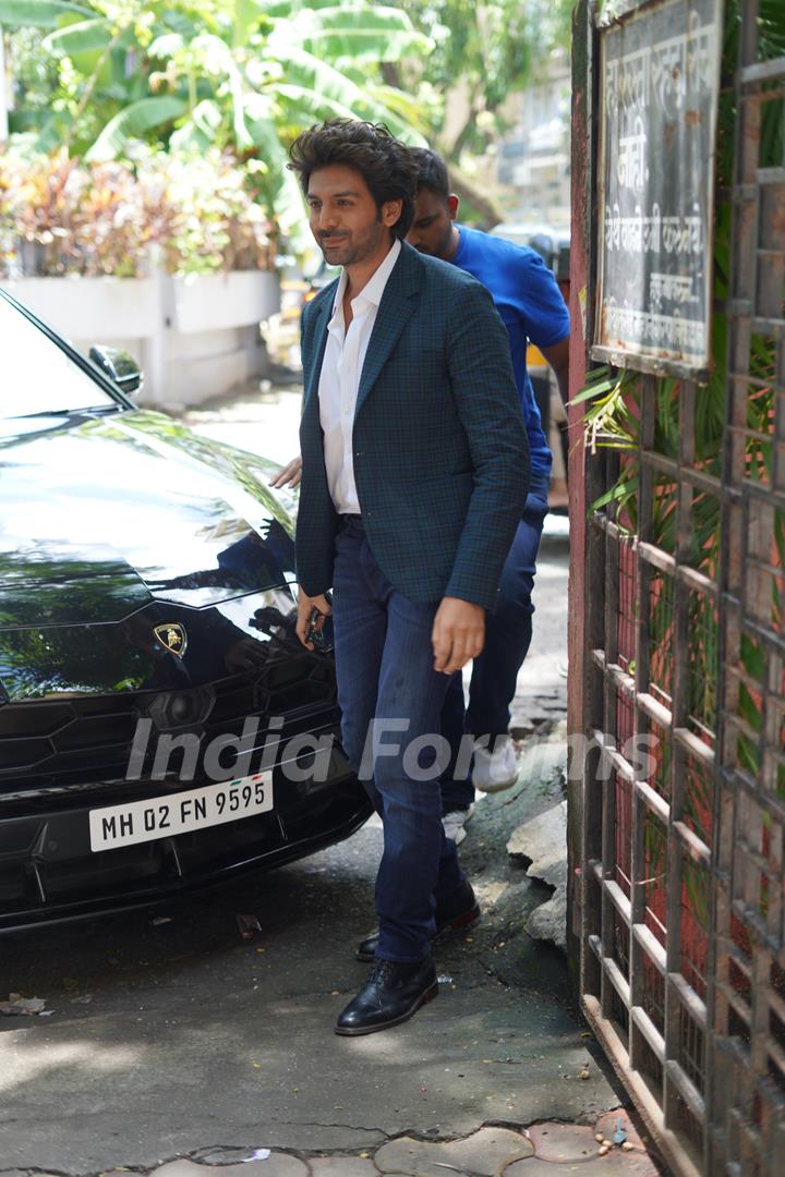 Kartik Aaryan spotted in Vile Parle  