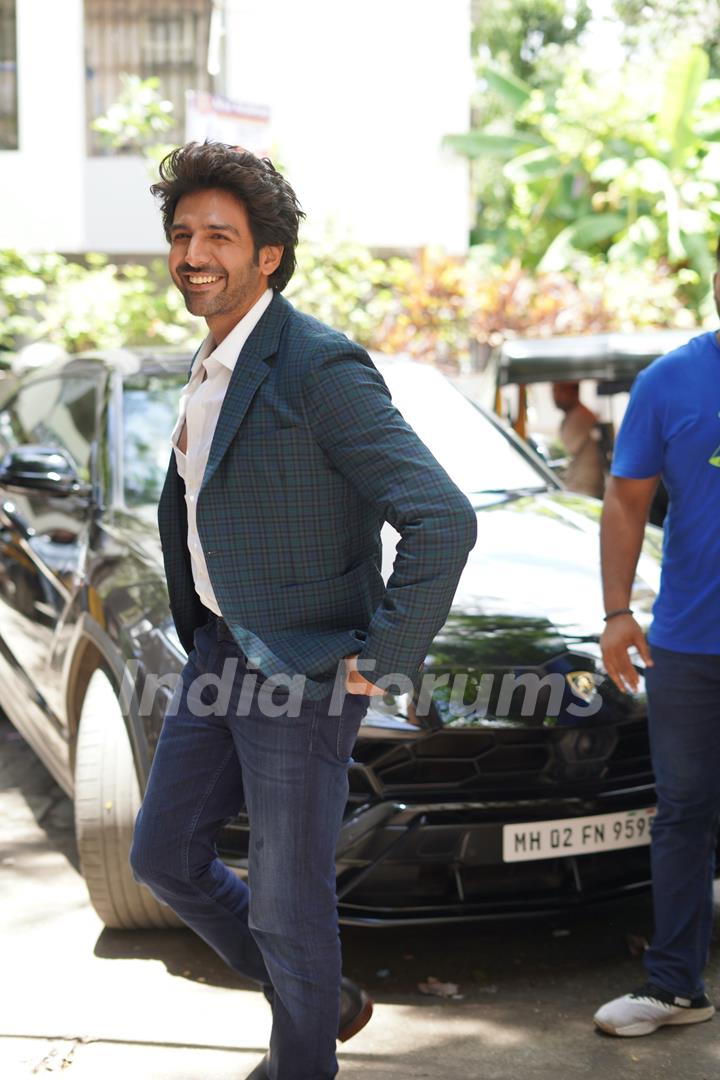 Kartik Aaryan spotted in Vile Parle  